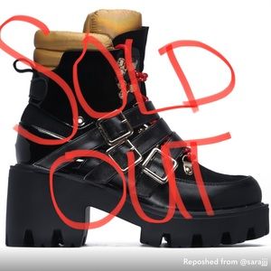 𝙉𝙚𝙬 𝙄𝙣!🖤 Buckle Up Strappy Lug Sole Boot